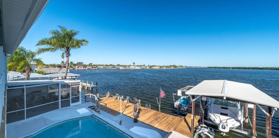 House in Merrit Island, Florida 4 bedrooms, 260.31 sq.m. № 2209063