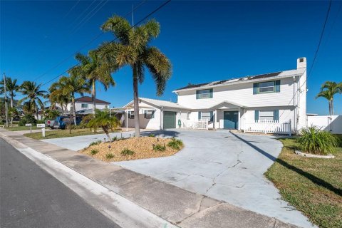 House in Merrit Island, Florida 4 bedrooms, 260.31 sq.m. № 2209063 - photo 2