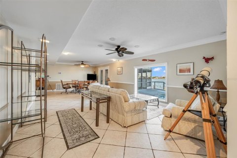 House in Merrit Island, Florida 4 bedrooms, 260.31 sq.m. № 2209063 - photo 20