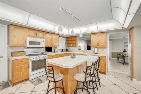 House in Merrit Island, Florida 4 bedrooms, 260.31 sq.m. № 2209063 - photo 11