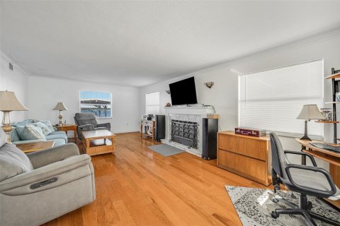 House in Merrit Island, Florida 4 bedrooms, 260.31 sq.m. № 2209063 - photo 26