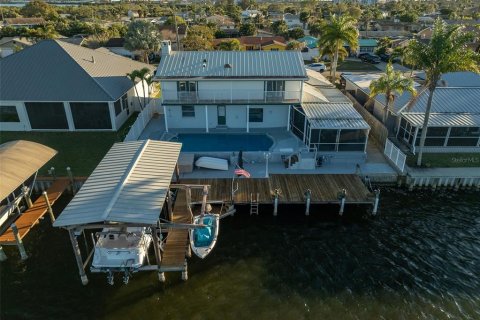 House in Merrit Island, Florida 4 bedrooms, 260.31 sq.m. № 2209063 - photo 3