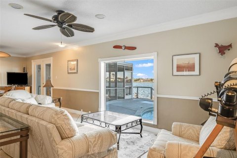 House in Merrit Island, Florida 4 bedrooms, 260.31 sq.m. № 2209063 - photo 21