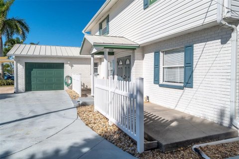 House in Merrit Island, Florida 4 bedrooms, 260.31 sq.m. № 2209063 - photo 4