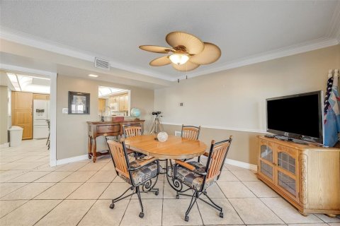 House in Merrit Island, Florida 4 bedrooms, 260.31 sq.m. № 2209063 - photo 18