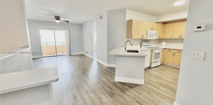 Кондоминиум с 1 спальней в Норт-Лодердейл, Флорида № 1986973