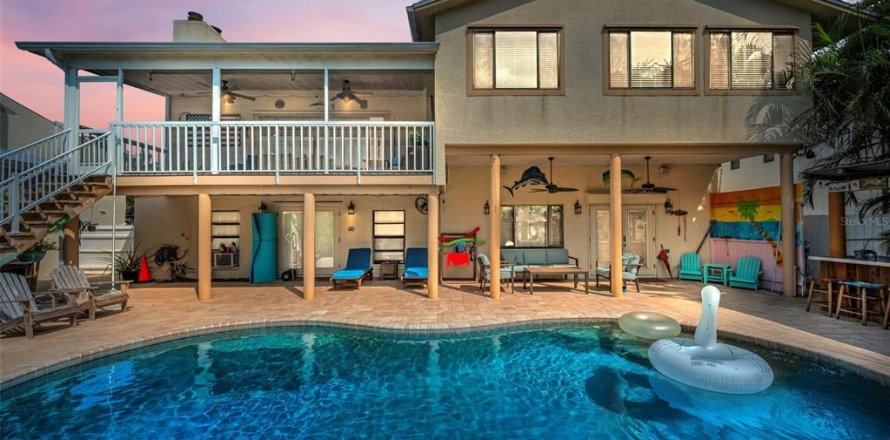 House in Palm Harbor, Florida 4 bedrooms, 285.95 sq.m. № 1914235