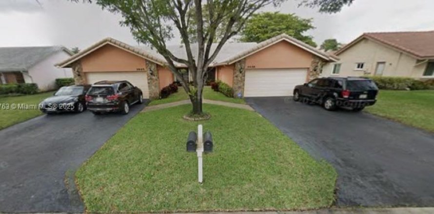 House in Coral Springs, Florida 3 bedrooms, 155.89 sq.m. № 1865609