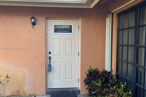 House in Coral Springs, Florida 3 bedrooms, 155.89 sq.m. № 1865609 - photo 2