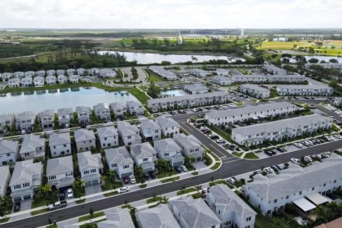 Casa en venta en Homestead, Florida, 4 dormitorios, 246.66 m2 № 1923295 - foto 9