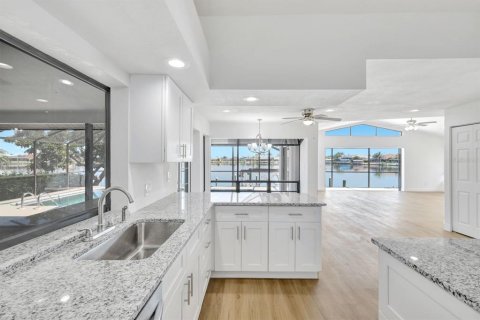 Casa en venta en Cape Coral, Florida, 3 dormitorios, 233.56 m2 № 1851257 - foto 19