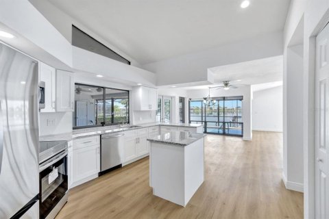 Casa en venta en Cape Coral, Florida, 3 dormitorios, 233.56 m2 № 1851257 - foto 3