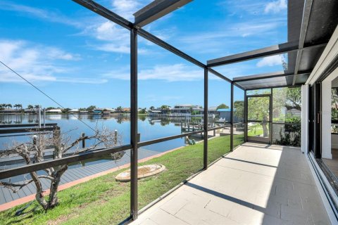 Casa en venta en Cape Coral, Florida, 3 dormitorios, 233.56 m2 № 1851257 - foto 14