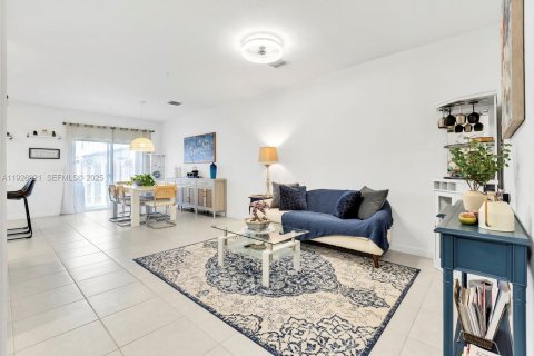 Adosado en venta en Pembroke Pines, Florida, 3 dormitorios, 175.4 m2 № 1985814 - foto 3
