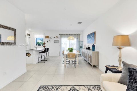 Adosado en venta en Pembroke Pines, Florida, 3 dormitorios, 175.4 m2 № 1985814 - foto 10