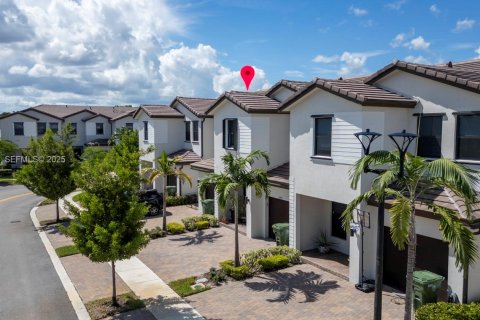 Adosado en venta en Pembroke Pines, Florida, 3 dormitorios, 175.4 m2 № 1985814 - foto 2