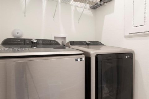 Adosado en venta en Pembroke Pines, Florida, 3 dormitorios, 175.4 m2 № 1985814 - foto 26