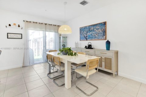 Adosado en venta en Pembroke Pines, Florida, 3 dormitorios, 175.4 m2 № 1985814 - foto 11