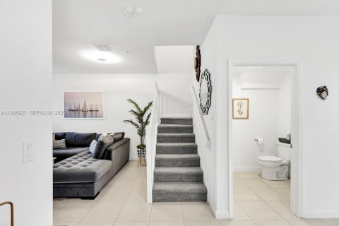 Adosado en venta en Pembroke Pines, Florida, 3 dormitorios, 175.4 m2 № 1985814 - foto 8