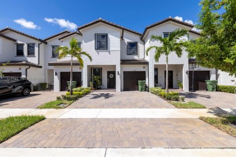 Adosado en venta en Pembroke Pines, Florida, 3 dormitorios, 175.4 m2 № 1985814 - foto 1