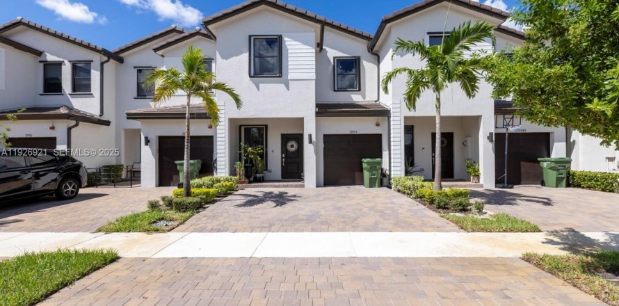 Adosado en Pembroke Pines, Florida 3 dormitorios, 175.4 m2 № 1985814