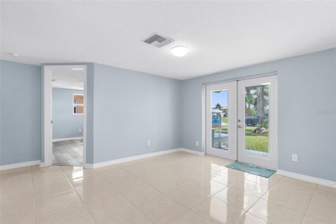 House in Hudson, Florida 3 bedrooms, 120.03 sq.m. № 1880825 - photo 7
