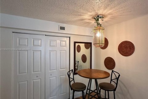 Condo in Miami, Florida, 2 bedrooms  № 1954893 - photo 11