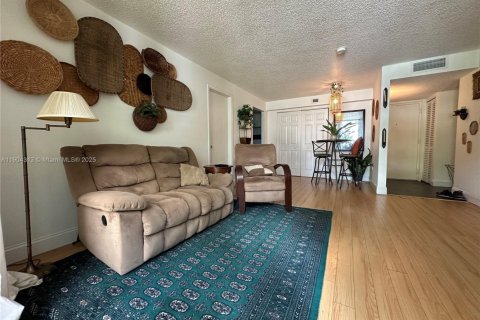 Condo in Miami, Florida, 2 bedrooms  № 1954893 - photo 14