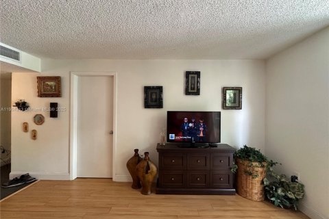 Condo in Miami, Florida, 2 bedrooms  № 1954893 - photo 15