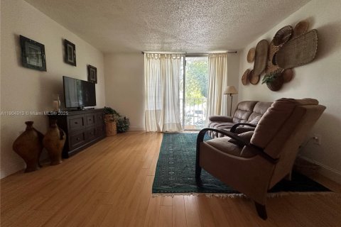 Condo in Miami, Florida, 2 bedrooms  № 1954893 - photo 1