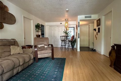 Condo in Miami, Florida, 2 bedrooms  № 1954893 - photo 13