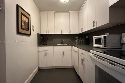 Condo in Miami, Florida, 2 bedrooms  № 1954893 - photo 10