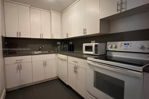Condo in Miami, Florida, 2 bedrooms  № 1954893 - photo 9