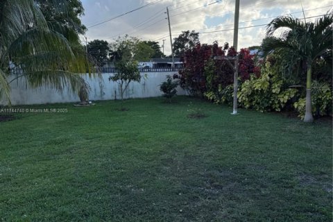 House in Miami Gardens, Florida 4 bedrooms, 111.48 sq.m. № 1707503 - photo 19