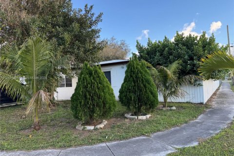 House in Miami Gardens, Florida 4 bedrooms, 111.48 sq.m. № 1707503 - photo 28