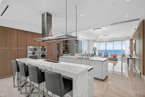 Кондоминиум с 4 спальнями в Санни-Айлс-Бич, Флорида № 1925508