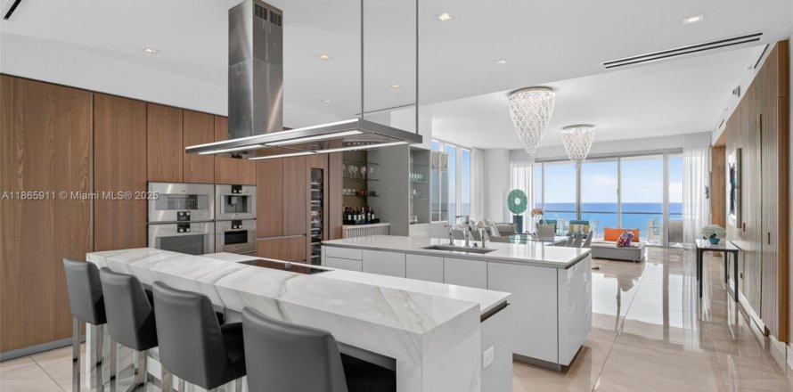 Кондоминиум с 4 спальнями в Санни-Айлс-Бич, Флорида № 1925508