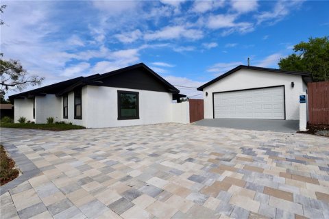 House in Maitland, Florida 5 bedrooms, 263.47 sq.m. № 2114503 - photo 2