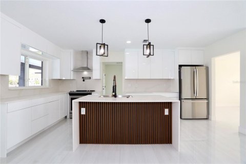 House in Maitland, Florida 5 bedrooms, 263.47 sq.m. № 2114503 - photo 13
