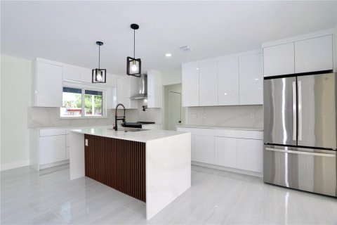 House in Maitland, Florida 5 bedrooms, 263.47 sq.m. № 2114503 - photo 12