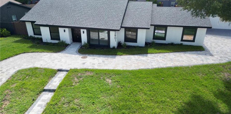 House in Maitland, Florida 5 bedrooms, 263.47 sq.m. № 2114503