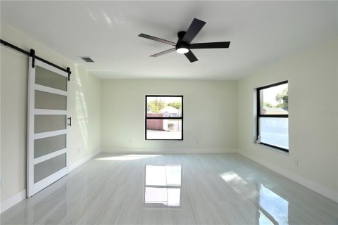 House in Maitland, Florida 5 bedrooms, 263.47 sq.m. № 2114503 - photo 29