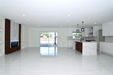 House in Maitland, Florida 5 bedrooms, 263.47 sq.m. № 2114503 - photo 11