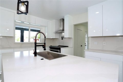 House in Maitland, Florida 5 bedrooms, 263.47 sq.m. № 2114503 - photo 14