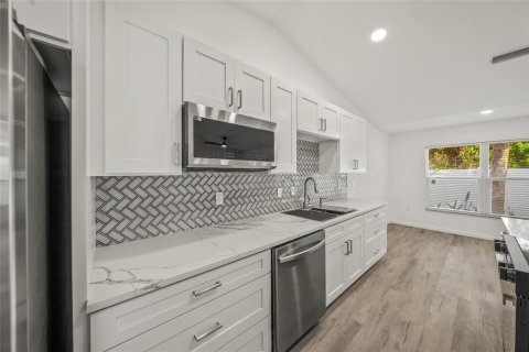 Condo in Venice, Florida, 2 bedrooms  № 1529755 - photo 9