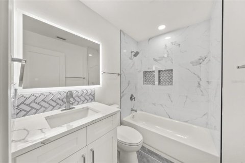 Condo in Venice, Florida, 2 bedrooms  № 1529755 - photo 29