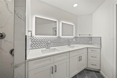 Condo in Venice, Florida, 2 bedrooms  № 1529755 - photo 23