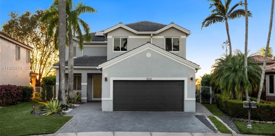 House in Weston, Florida 5 bedrooms, 248.23 sq.m. № 2011389