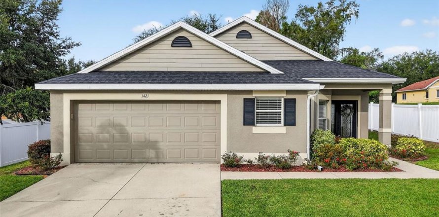 House in Tavares, Florida 3 bedrooms, 136.75 sq.m. № 1914269