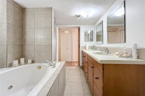 Copropriété à vendre à Largo, Floride: 2 chambres, 135.64 m2 № 1746422 - photo 3